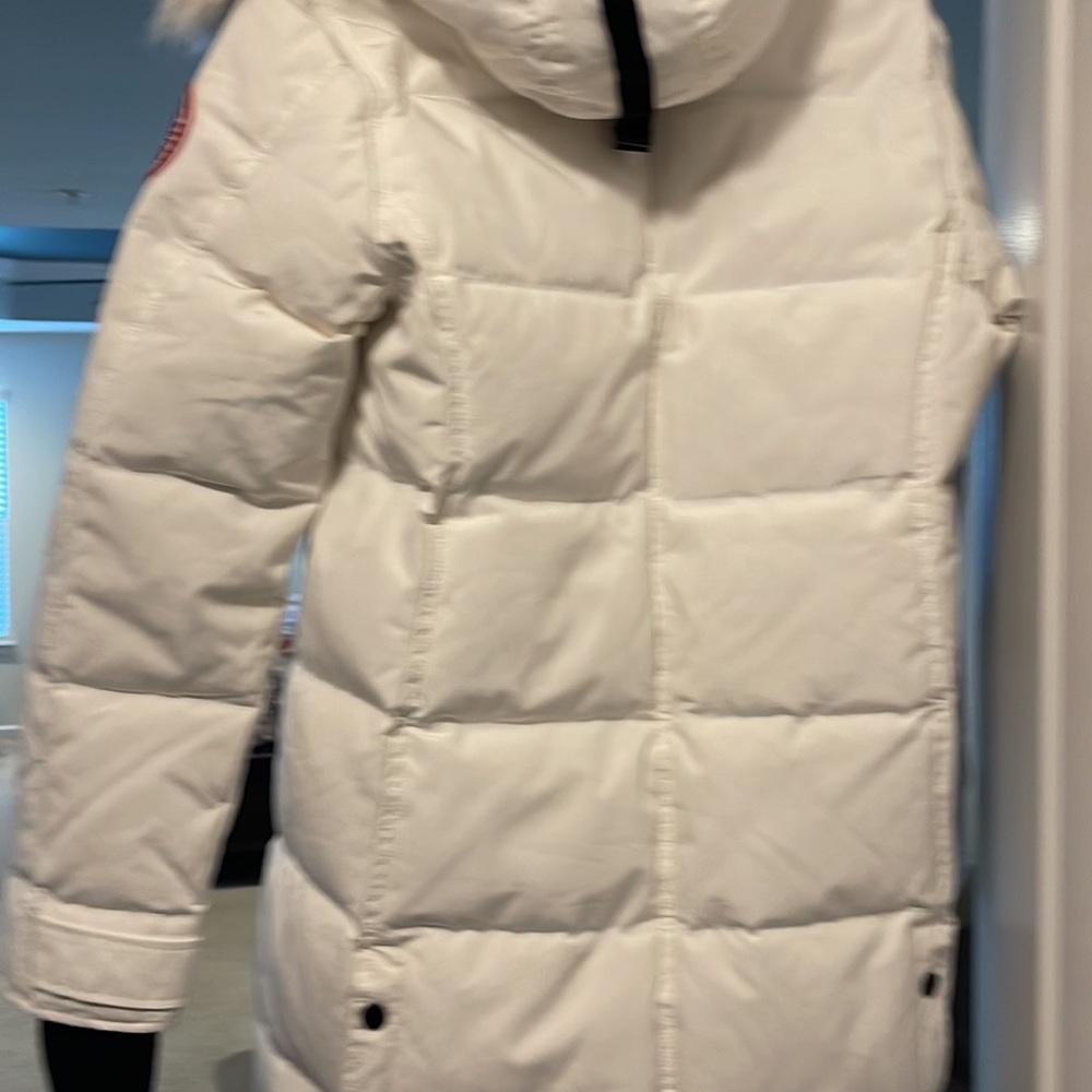 Women's Canada Goose jacket white with fur hood. Fits sizeM/L